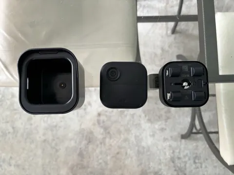 Blink Outdoor 4 Camera With Mount, Housing, Battery Extension Pack