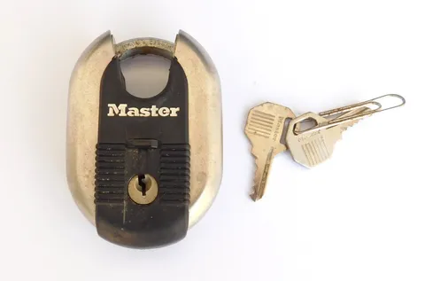 VINTAGE Master Lock 3.5" Heavy Duty Outdoor Shrouded Padlock with 2 Keys