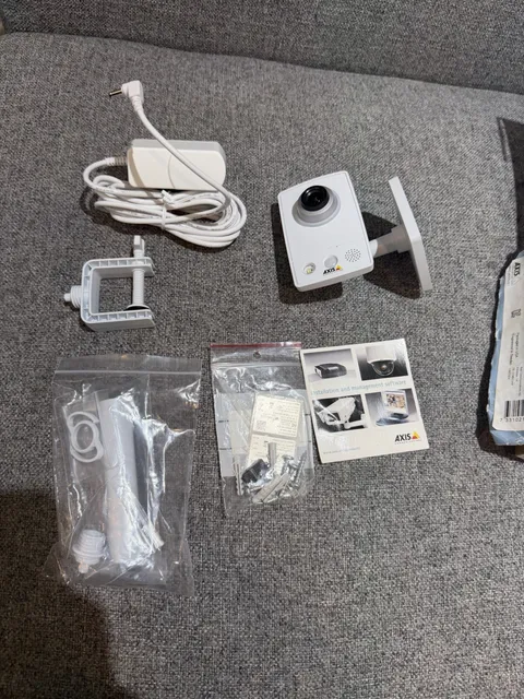 Axis Communications 0521-004-02 M1033-W  Network Camera