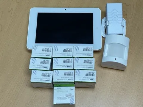 Qolsys QS9201-1200-840 IQPanel 2 GE 10 DOOR KIT + 6 MONTHS ALARM MONITORING USED