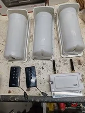 1 receiver +3 external wireless sensors +2 remote controls 4 buttons