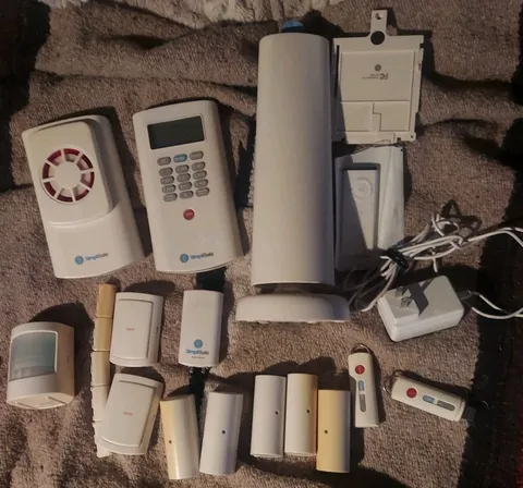 SimpliSafe Home Security System Ton Of Parts