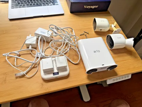 Arlo Ultra 2 4K Wireless Security System SmartHub VMB4540 + 2 Cameras + Extras