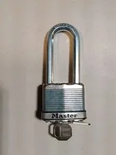 Master Lock Heavy-Duty Outdoor Padlock M 5.