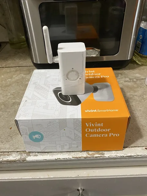 Vivint Outdoor Camera Pro - VS-ODC300 Gen 1 White - WiFi USED - PoE Bridge