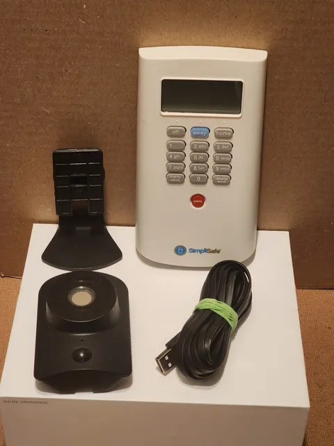 SimpliSafe SimpliCam SSCM1  Indoor Security Camera & Simplisafe Keypad KP1000