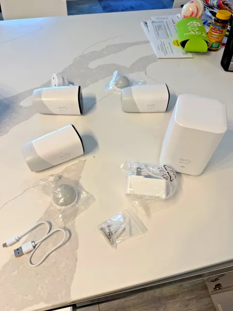 Eufy HomeBase 2 + Eufy Cam 2 (3), EUC, read