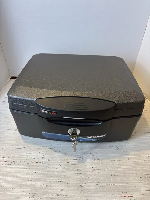 Sentry H2100 Fireproof Waterproof Lockbox with Key, Great Condition, Fast Shipp