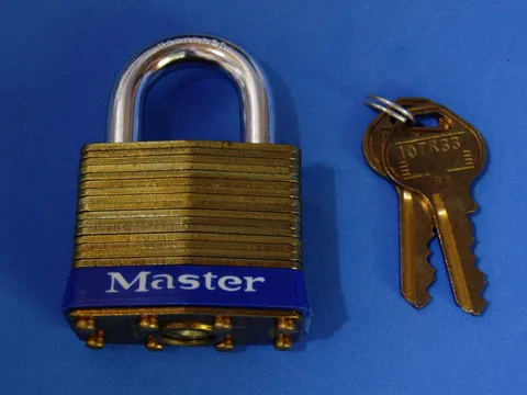 #82 MASTER PADLOCK KEYED ALIKE #107R33 MADE IN USA BRASS BODY SAME SIZE AS #1