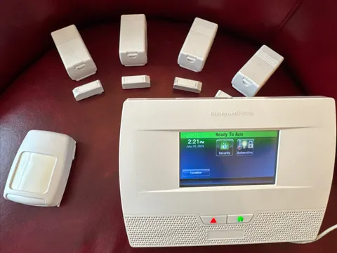 Honeywell Lynx Touch 2 L5200 Home Wireless Security System with Motion Detector
