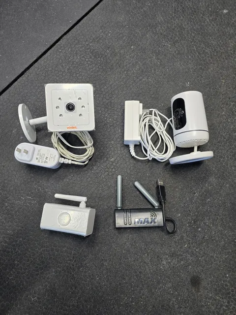 2 Vivint Camera Lot. Security  Indoor And Outdoor