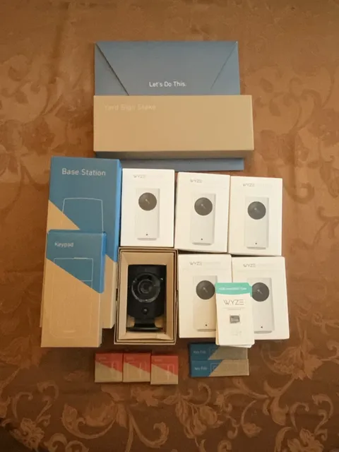 SimpliSafe home security system SSCS3 (19 pieces) - New in the box