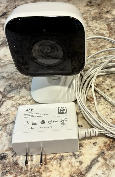 Xfinity xCam3 HD Indoor Security Camera Model SCHC3AEO + Base /Power Cord
