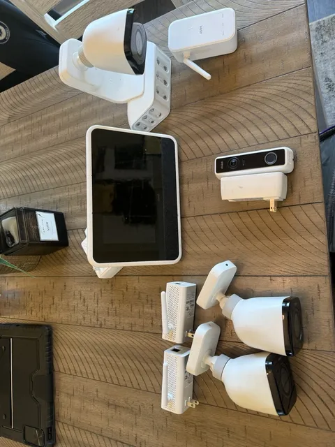 Vivint SmartHome Wireless IP Camera System, Doorbell, Display, 3 Cameras