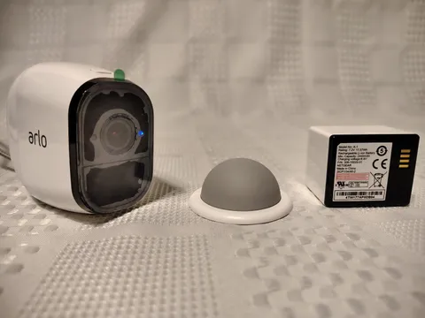 NETGEAR Arlo Pro Wire Free HD Camera VMC4030 White & Battery Powers On. Untested