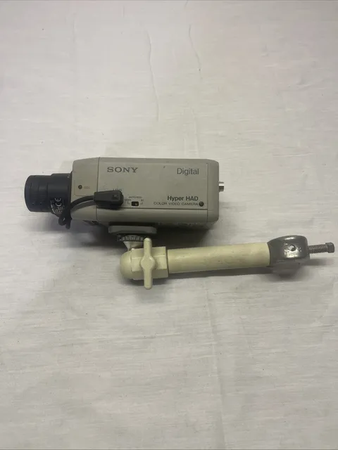 Sony SSC-DC14 Hyper HAD Digital Color Video Camera w/ Cosmicar 3.5-8mm 1:14