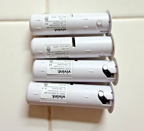 Vivint VS-DW2100-345 Wireless Outdoor Door Sensor, White Set of 4 Used