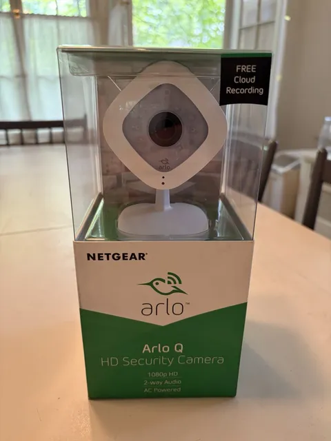 Arlo Q VMC3040-100NAS 1080p HD Wireless Security Camera with Audio