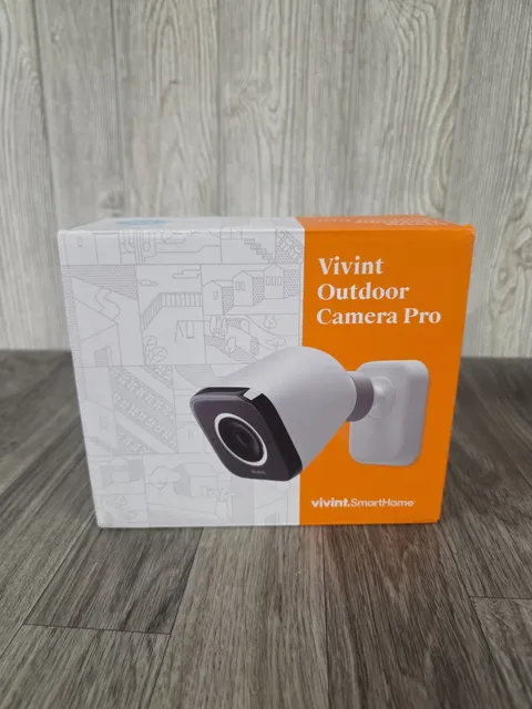 Vivint Outdoor Camera Pro - VS-ODC300 Gen 1 White - WiFi USED -