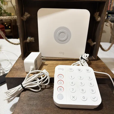 Ring Alarm Base Station US 4HB1U9-0EN0 w/ Ring Keypad 5AT2S7 [2nd Generation]