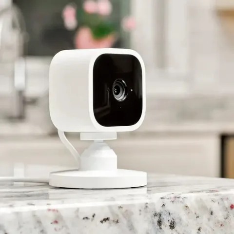 Blink mini Smart Security Compact Camera, night vision HD Works with Alexa white