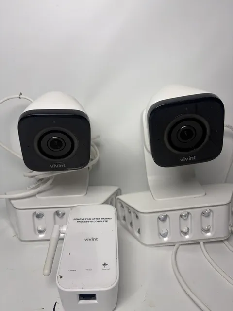 Vivint Pro Gen 2 Spotlight VS-ODL100-V-HT Outdoor Cameras (2) and Wi-Fi Bridge