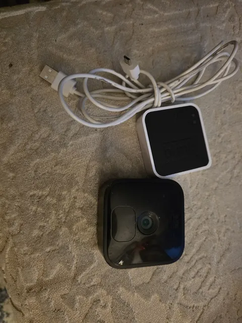Blink Wireless Indoor/Outdoor Security Camera w/ Sync Module 2 USB Cable Alexa