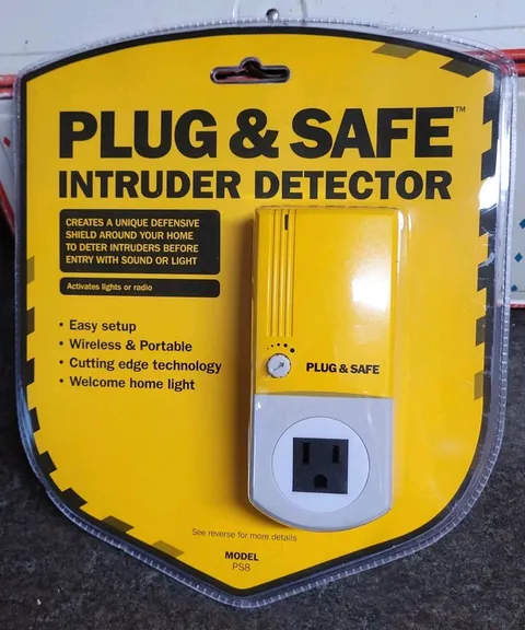 Plug and Safe Mobile Intruder Detector Alarm Model PS8 New In Package 