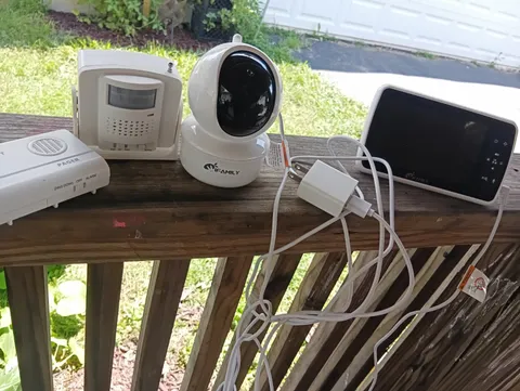 iFamily PTZ Wireless Indoor Color Surveillance Camera w/ Monitor, Wall Plug-In
