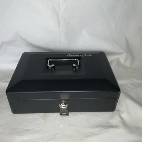 SentrySafe CB-12 Cash Box with Key Lock and Tray, 3.7 x 11.8 x 9.3 EUC