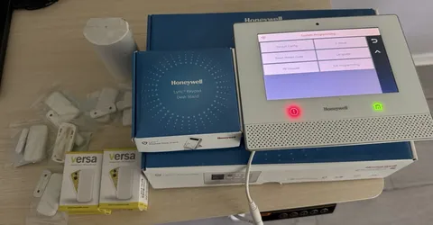 Honeywell Lyric LCP500 Security System – Controller, 10 Sensors, Motion Detector