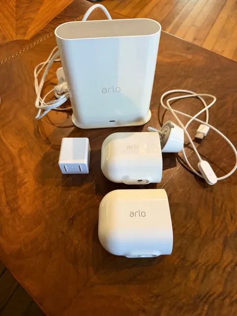Arlo Pro SmartHub | VMB4540 security system with 2 cameras, cords and mount