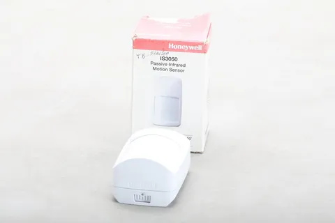 Honeywell IS3050 Passive Infrared Motion Sensor With Box