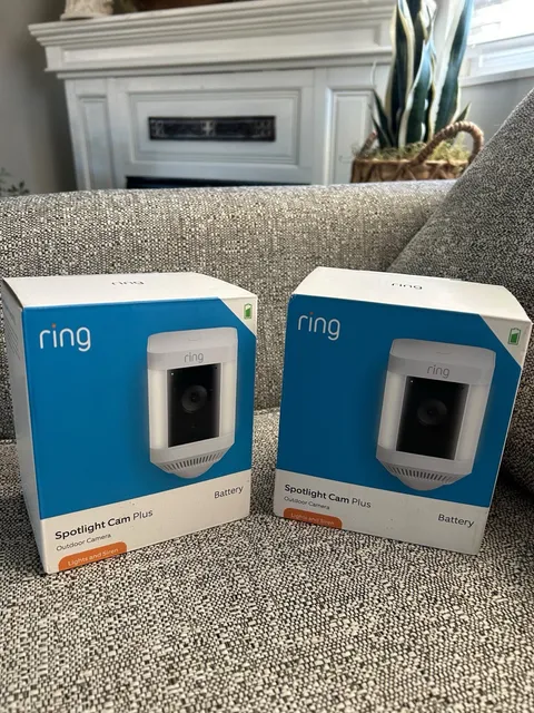 2 Ring Spotlight Cam Plus Battery Outdoor 1080p White Spotlight/Siren 2-Pack