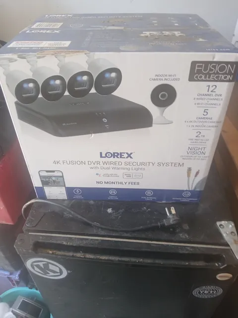Lorex 12 Channel 4K 2TB Fusion DVR 5 Camera Security System w Dual Warning Light