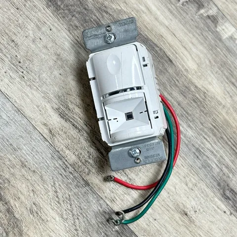 WattStopper WS-250-W V2 PIR White Wall Switch Sensor 120/277VAC 60HZ 1000VA@120V