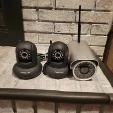 (3) Surveillance IP Cameras Foscam  2 FI9831W 1-FI9805W