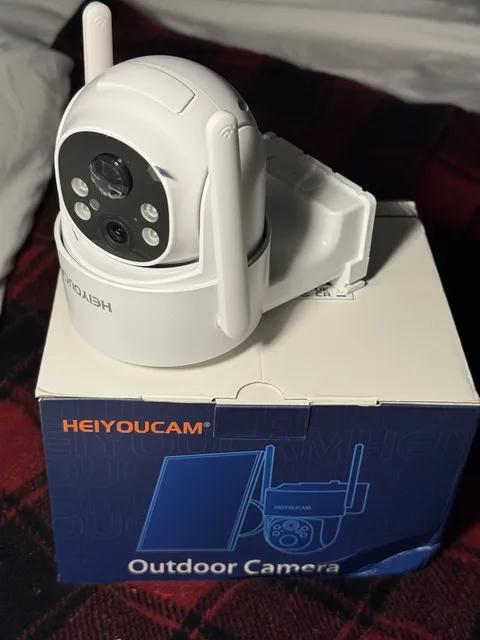 Camera 360 in/outdoor Heiyoucam features a wireless, solar-powered design