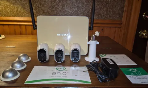 Arlo Netgear Base Station VMB3000 + 3 Wireless Cameras VMC3030 w/mounts