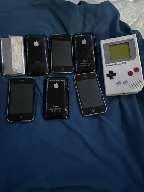 PHONES ARE NOT  TESTED NO CHARGER/ GAMEBOY TURNS ON NO GAMES INCLUDED