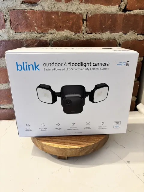 Blink - Outdoor 4 Battery-Powered 1080p Security Camera with Floodlight - Black