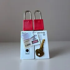 🔴(QTY 2) New Master Lock No. 410KARED Padlock Keyed Alike Safety Lockout‼️