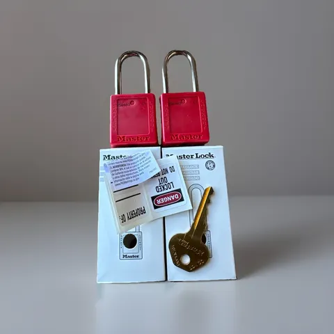 🔴(QTY 2) New Master Lock No. 410KARED Padlock Keyed Alike Safety Lockout‼️