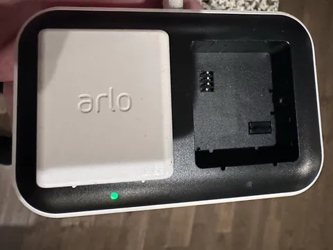 Arlo VMA5400C Accessory Dual Charging Station, Comes With One Battery