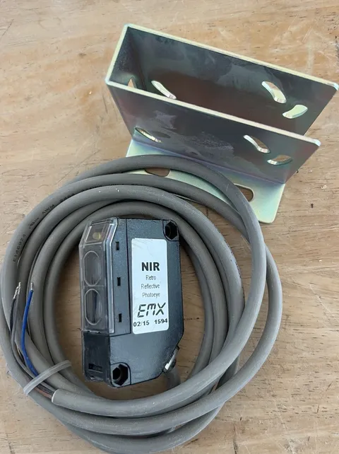 EMX NIR 30ft Retro Reflective Photoeye Sensor 12V - 240V Gate Openers w/ bracket