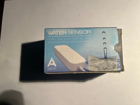 AEOTEC Z-WAVE WATER AND FLOOD SENSOR W/MOUNTING KIT -  NEW AND UNUSED