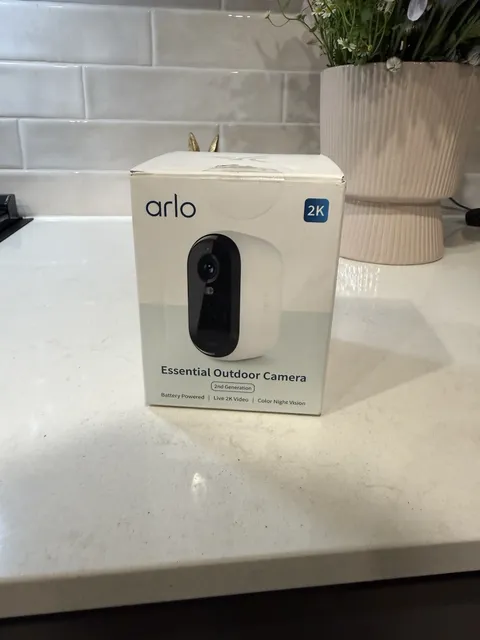 Arlo Essential 2nd Gen Wireless Security Camera 2K HDR Indoor/Outdoor White NEW
