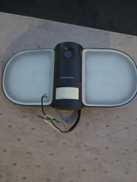 Merkury Innovations Smart Floodlight Camera (MI-CW016-101W) Used - Guaranteed