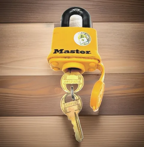 Master Lock 315KAD Heavy Duty Weatherproof Padlock Outdoor Lock w/ 2 Keys
