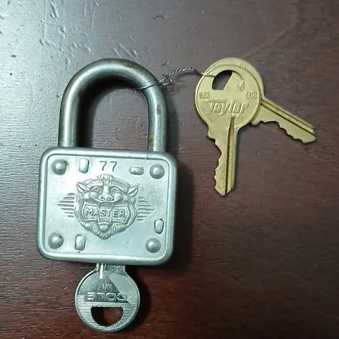 Master Lock 77 Metal Keyed Padlock, Silver Metallic Finish, 2 Keys lion head
